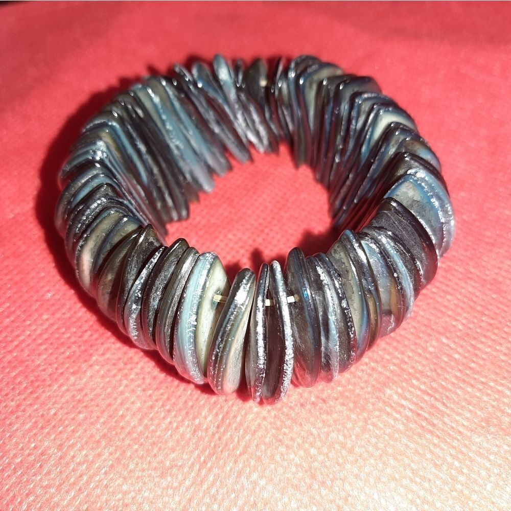 Gray and white stretchy dyed shell bracelet